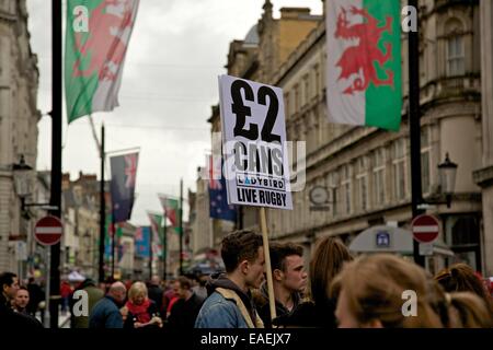 L'alcol buon affare pubblicizzati in Cardiff City Centre prima di rugby union game al Wales Millennium Stadium. Foto Stock