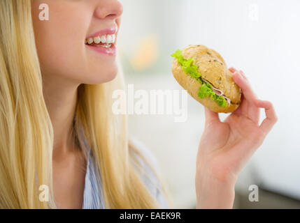 Primo piano sul giovane donna burger Foto Stock