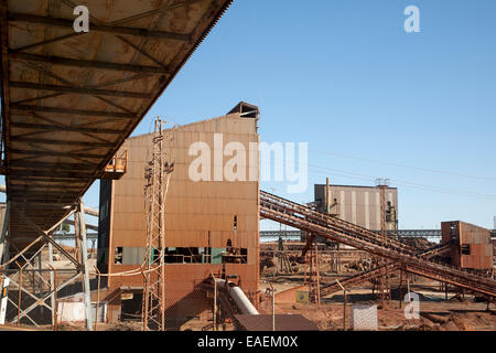 Industria pesante nastri trasportatori di a cielo aperto di estrazione di minerali nel Minas De Riotinto area mineraria, provincia di Huelva, Spagna Foto Stock