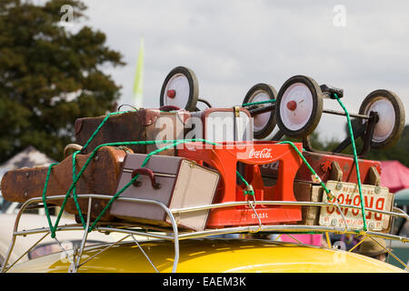 Lo stile di ratto scarabeo di Volkswagen con il portabagagli per tetto pieno di roba Foto Stock