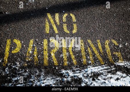 Nessun segno di parcheggio su asfalto con la neve. Foto Stock