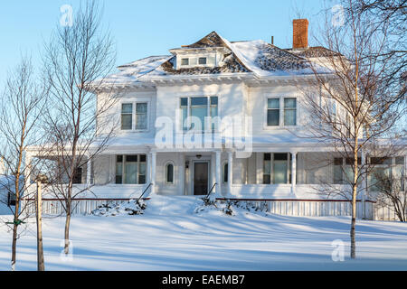 Una casa anziani tappezzate in neve. Foto Stock