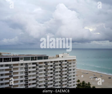 Vista di nuvole, oceano beach e Hotel, Miami Beach, Florida Foto Stock