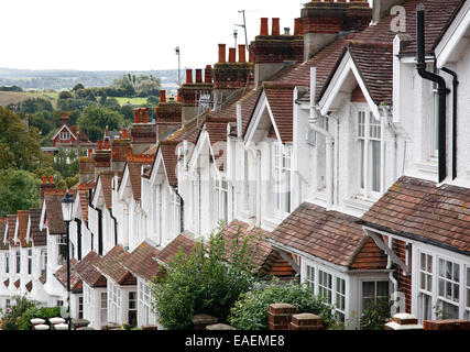 Una strada collinare di attraente ma generico di case a schiera di Lewes, nel Sussex, Inghilterra Foto Stock