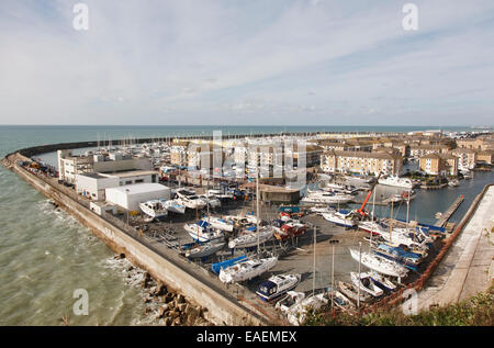 Brighton Marina, posti barca, pesca barche e yacht di lusso, gated di sviluppi e Asda.... Foto Stock