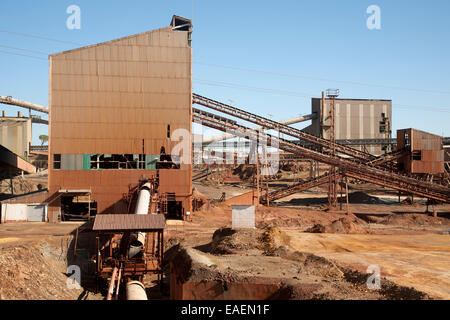 Industria pesante nastri trasportatori di a cielo aperto di estrazione di minerali nel Minas De Riotinto area mineraria, provincia di Huelva, Spagna Foto Stock