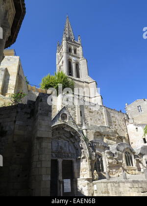 Chiesa monolitica e il Campanile di St Emilion Bordeaux, Francia Foto Stock