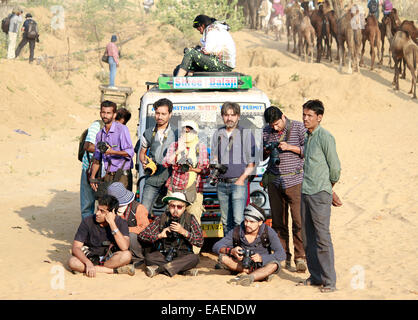 Cameraman, turistico, maschio, femmina, Canon DSLR, taxi, tiro, in Pushkar, Rajasthan, India. Foto Stock