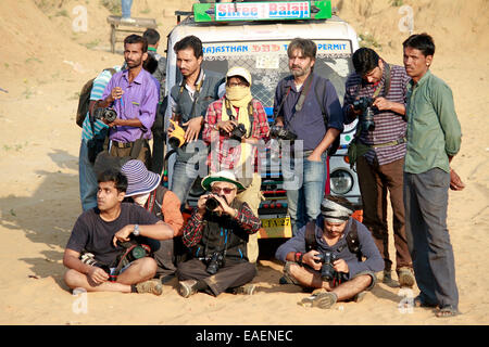 Cameraman, turistico, maschio, femmina, Canon DSLR, taxi, tiro, in Pushkar, Rajasthan, India. Foto Stock