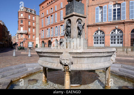 Street Fountain in place Etienne o Town Square & rosso mattone architettura Toulouse Francia Foto Stock