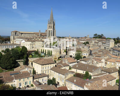 Vista dalla Kings Tower, St Emilion, Bordeaux, Francia che mostra la chiesa monolitica e la Torre Campanaria Foto Stock