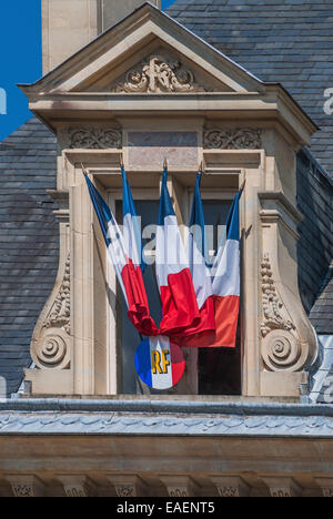 Bandiere francesi battenti per il giorno della Bastiglia nella finestra di Reims City Hall Foto Stock