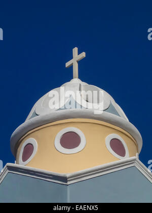 Chiesa a Thira su Santorini contro il blu perfetto del cielo Mediterraneo Foto Stock