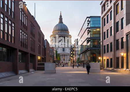 LONDON, Regno Unito - 5 giugno 2014: la Cattedrale di St Paul si trova in corrispondenza della sommità di Ludgate Hill nella città di Londra Foto Stock