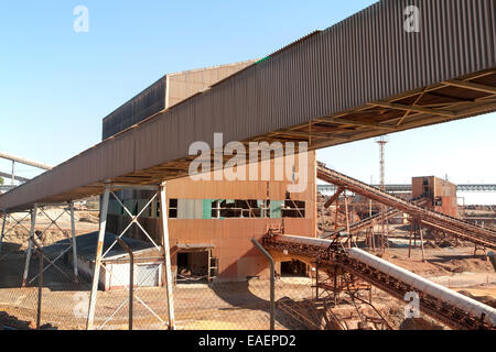 Industria pesante nastri trasportatori di a cielo aperto di estrazione di minerali nel Minas De Riotinto area mineraria, provincia di Huelva, Spagna Foto Stock