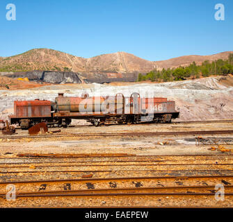Vecchio arrugginito abbandonato treno a vapore nel Rio Tinto area mineraria, Minas De Riotinto, provincia di Huelva, Spagna Foto Stock