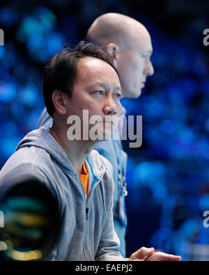 Londra, Regno Unito. Xiii Nov, 2014. Micheal Chang supporta il suo lettore Kei Nishikori (JPN) durante il giorno 5 Barclays ATP World Tour Finals dall'Arena O2. Credito: Azione Sport Plus/Alamy Live News Foto Stock