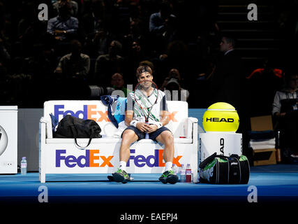 Londra, Regno Unito. Xiii Nov, 2014. Kei Nishikori (JPN) in azione contro David Ferrer (ESP) (Milos Raonic ha ritirato feriti) durante il giorno 5 Barclays ATP World Tour Finals dall'Arena O2. Credito: Azione Sport Plus/Alamy Live News Foto Stock