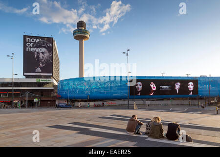 LIVERPOOL, Regno Unito - 8 giugno 2014: giovani seduto di fronte al Radio City Tower noto anche come San Giovanni Beacon Foto Stock