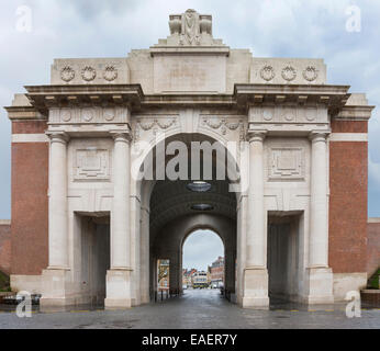 Guardando verso l'esterno attraverso la Menin Gate in Ypres, Belgio Foto Stock