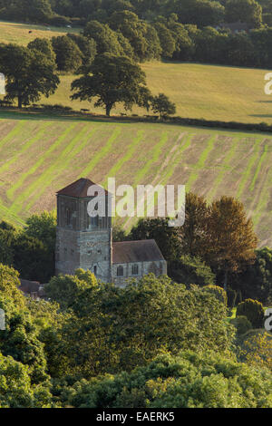 Little Malvern Priory, Worcestershire, fotografata dalla Malvern Hills a sunrise in agosto. Foto Stock