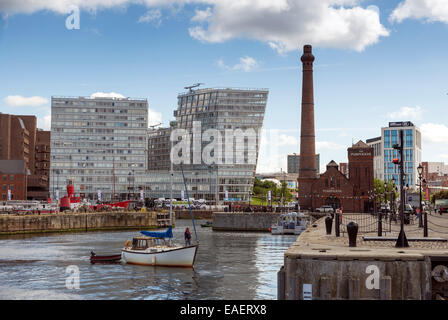 LIVERPOOL, Regno Unito - 10 giugno 2014: il dock dell ex originariamente costruito nel 1870 e restaurato con cura come un accogliente ho pubblica Foto Stock