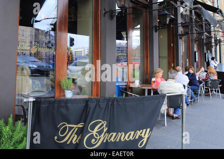 Il popolare granaio Leith Bar e di un ristorante sulla riva, dal Dock rigenerato, a Edimburgo, Scozia Foto Stock