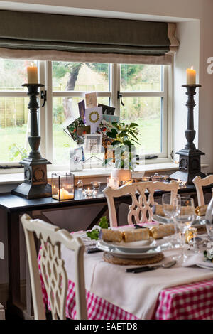 Coppia del XIX secolo in ghisa su candelabri di ardesia e rabboccato tavolo console. In primo piano una tavola è prevista per il pranzo di natale Foto Stock