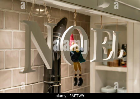 Lettere di legno l'ortografia della parola NOEL ha acquistato da John Lewis Foto Stock