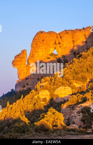 Crepuscolo presso Les Agulles, parco naturale della montagna di Montserrat, Barcellona, Spagna Foto Stock