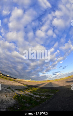 Sera cielo sopra ex Berlino Tempelhof, tempelhofer freiheit, Berlino, Germania Foto Stock