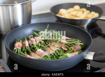 Fagioli avvolto in pancetta in padella Foto Stock