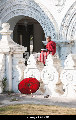 Monaco novizio,monaci studiando,a,ombrello,ombrelloni,al monastero di Atumashi al piede del Mandalay Hill,Mandalay,Birmania,Myanmar,Sud Est asiatico,Asia, Foto Stock