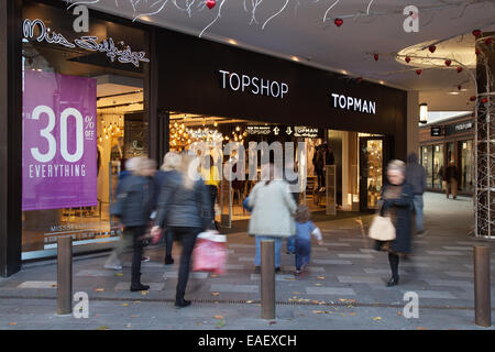 Fino al 30% di sconto del 30% su tutto presso i grandi magazzini TopShop e TopMan di Liverpool, Merseyside, Regno Unito. Quartiere degli affari di Liverpools. Foto Stock