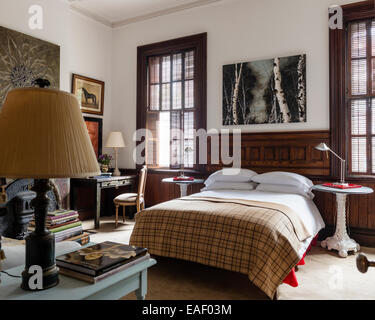 Frank Faulkner Betulla dipinto sopra il letto in camera con finestra originale di persiane. I tavoli laterali sono realizzati da vecchi lampioni Foto Stock