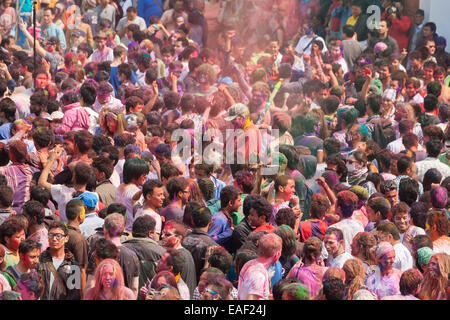 La folla raccolta in Basantapur Durbar Square per celebrare la Holi festival, Kathmandu, Nepal Foto Stock