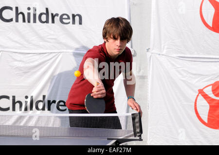 BENICASIM, Spagna - 21 Luglio: Jake Bugg gioca a ping-pong o ping pong, dietro le quinte a FIB. Foto Stock