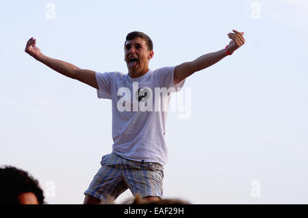 BENICASIM, Spagna - 19 Luglio: un ragazzo celebra sopra il pubblico a FIB (Festival Internacional de Benicassim) 2013 Festival. Foto Stock