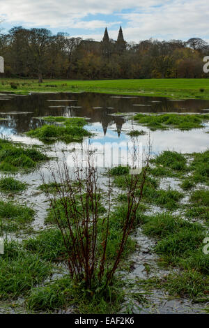 St Machar Cathedral riflessa in acqua di inondazione in Seaton park, Aberdeen. Foto Stock