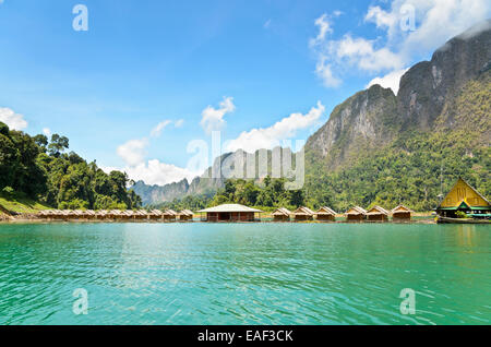 Piccolo bungalow fatti di bambù flottanti. Circondato da montagne e acqua nella diga di Ratchaprapha, Khao Sok National Park, Surat Tha Foto Stock