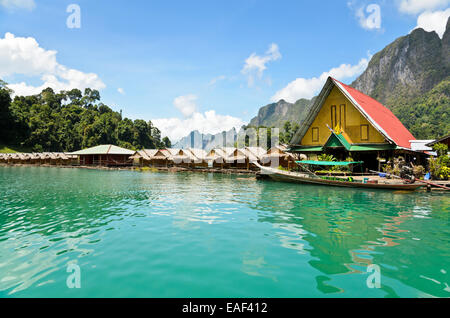 Piccolo bungalow fatti di bambù flottanti. Circondato da montagne e acqua nella diga di Ratchaprapha, Khao Sok National Park, Surat Tha Foto Stock