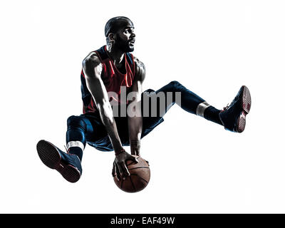 Un uomo africano giocatore di basket jumping in silhouette isolato sfondo bianco Foto Stock