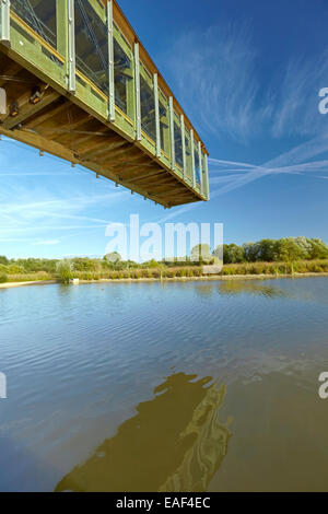 Piattaforma di osservazione a sbalzo presso il Centro di Interpretazione dell'Ataria, Parco delle paludi di Salburua. Vitoria-Gasteiz. Provincia di Alava. Basq Foto Stock