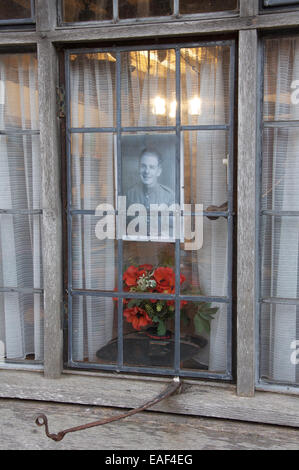 Poignant WW1 cimeli. Una vecchia fotografia di un giovane soldato della Prima Guerra Mondiale, visualizzato in una finestra di cottage, in Cerne Abbas, Dorset, England, Regno Unito Foto Stock