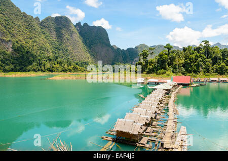 Piccolo bungalow fatti di bambù flottanti. Circondato da montagne e acqua nella diga di Ratchaprapha, Khao Sok National Park, Surat Tha Foto Stock