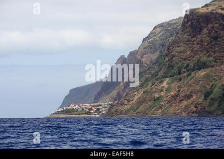 Il Jardim do Mar visto da una barca off Isola di Madeira, Portogallo. Foto Stock