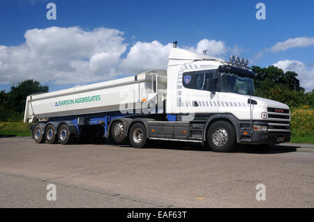 Un Scania 124L 470 unità a trattore ed il rimorchio in aggregati Bardon livrea a Leicester, Leicestershire, Inghilterra Foto Stock