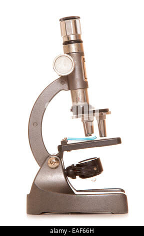Ritaglio di microscopio su sfondo bianco Foto Stock