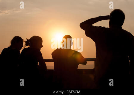 I turisti e i monaci buddisti guardando la vista al tramonto dalla Mandalay Hill, Mandalay Myanmar,Birmania,Asia sud-orientale, Asia, Foto Stock