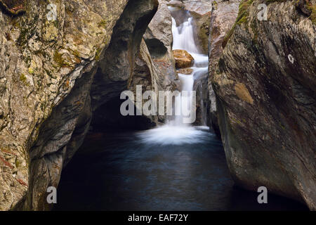 Dettaglio della terza caduta piscina a tuffo al Texas cade profonda forra di roccia in montagna verde foresta nazionale Vermont - USA Foto Stock